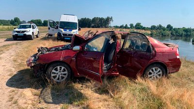 Автівка після того, як її витягли з Десни Автівка після того, як її витягли з Десни
