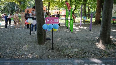 Можна займатись з віртуальним тренером. У Чернівецькій області облаштували активні парки