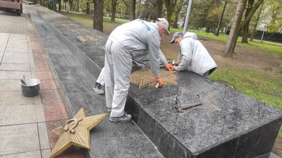 На меморіалі у Луцьку демонтували радянську символіку. Коли замінять цифри На меморіалі у Луцьку демонтували радянську символіку. Коли замінять цифри