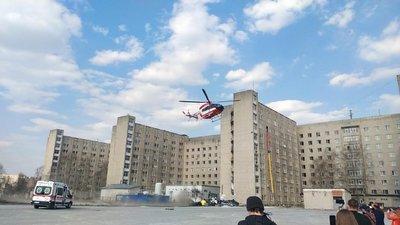 Пацієнтку із гірського району Львівщини доправили до львівської лікарні вертольотом