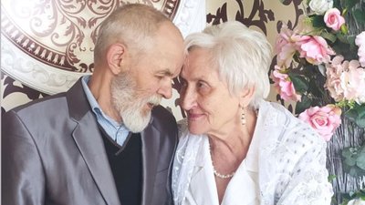 Вік коханню не завада: у Черкасах побралися студенти університету третього віку