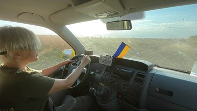 Рятуватиме життя військових. Миколаївська волонтерка передала автівку швидкої допомогу на східний фронт Рятуватиме життя військових. Миколаївська волонтерка передала автівку швидкої допомогу на східний фронт