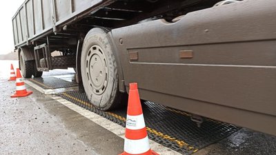 Біля Бережинки монтують першу на Кіровоградщині автоматичну систему зважування вантажівок у русі Біля Бережинки монтують першу на Кіровоградщині автоматичну систему зважування вантажівок у русі