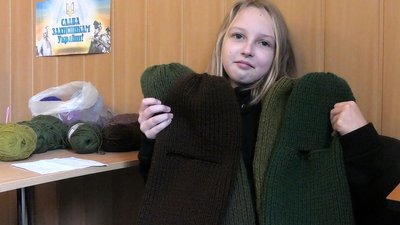 На Сумщині волонтери в'яжуть балаклави для військових