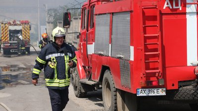 Пожежу на складі у Харкові, спричинену обстрілами РФ, загасили