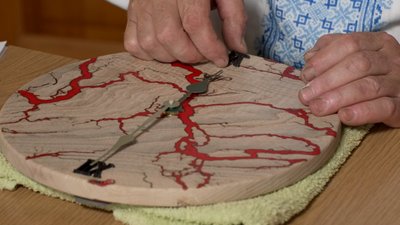 Лікар із Рівного випалює візерунки на дереві струмом у 3000 вольт
