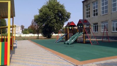 На ігровому майданчику поставили альтанки та вкрили площу спеціальним покриттям