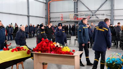 У Ніжині попрощалися з екіпажем, який загинув у авіакатастрофі гвинтокрилу в Броварах У Ніжині попрощалися з екіпажем, який загинув у авіакатастрофі гвинтокрилу в Броварах