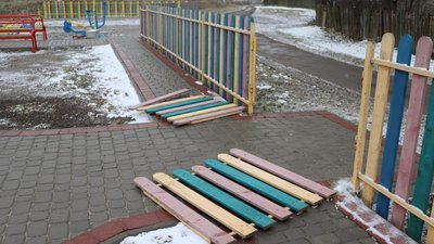 У прикарпатському селі невідомі пошкодили дитячий майданчик