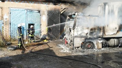 На Тернопільщині горіла вантажівка та складські приміщення