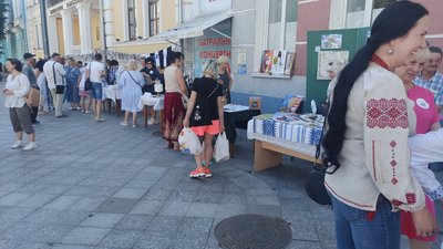 "Віват, ліцей 25" – у Житомирі на Михайлівській провели благодійну акцію "Віват, ліцей 25" – у Житомирі на Михайлівській провели благодійну акцію