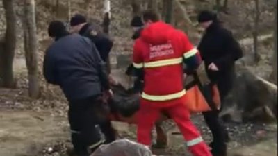 У Житомирі на одному з кар'єрів врятували рибалку, який провалився у крижану воду У Житомирі на одному з кар'єрів врятували рибалку, який провалився у крижану воду