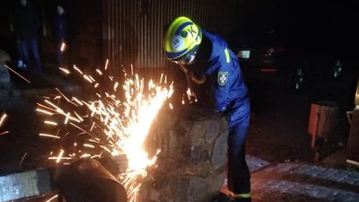 В Андріяшівці на Сумщині вітер зірвав дах будинку, який повалив електроопору на дорогу В Андріяшівці на Сумщині вітер зірвав дах будинку, який повалив електроопору на дорогу