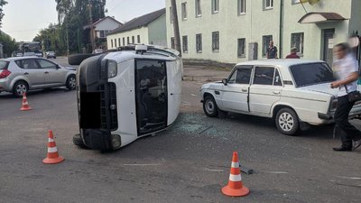 Авто перекинулось на перехресті у Рівному: двоє людей - у лікарні Авто перекинулось на перехресті у Рівному: двоє людей - у лікарні