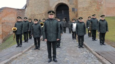 Виклали цифру 30: до річниці ЗСУ біля замку у Луцьку привітали військових
