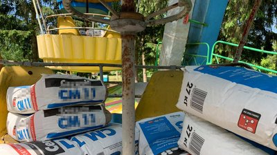 Покатали будматеріали: у луцькому парку перевірили колесо огляду