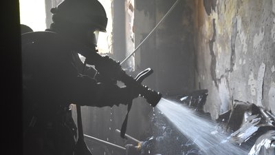 Через пожежу в Одесі евакуювали 9 людей, з них троє — діти Через пожежу в Одесі евакуювали 9 людей, з них троє — діти