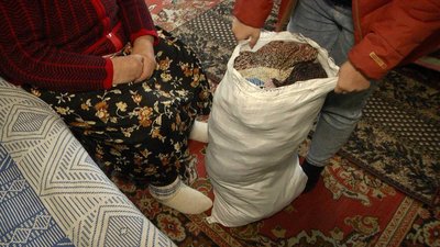 "Вирішила допомагати тим, чим можу": вінничанка за пʼять років звʼязала захисникам пів тисячі пар шкарпеток "Вирішила допомагати тим, чим можу": вінничанка за пʼять років звʼязала захисникам пів тисячі пар шкарпеток