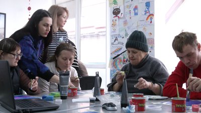 Як у Франківську працює художня майстерня для переселенців з інвалідністю Як у Франківську працює художня майстерня для переселенців з інвалідністю