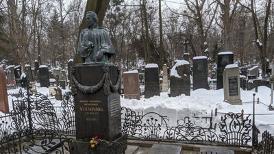 Петиція з вимогою прибрати радянський напис з могили Лесі Українки набрала 3 тисячі підписів