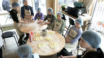 Готували сирні пончики: в Одесі діти та переселенці опановували професію кухаря