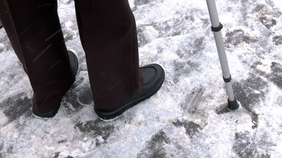 Слизькі дороги і тротуари у Луцьку