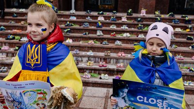 158 черевичків — кількість убитих росіянами в Україні дітей: у Черкасах провели акцію 158 черевичків — кількість убитих росіянами в Україні дітей: у Черкасах провели акцію