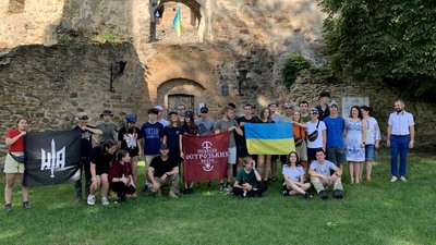 50 кілометрів пішки за 3 дні: молодь на Рівненщині торує "Стежки князів Острозьких" 50 кілометрів пішки за 3 дні: молодь на Рівненщині торує "Стежки князів Острозьких"