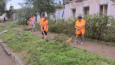 Наслідки обстрілу. Миколаївські комунальники забезпечують проїзд шляхами міста Наслідки обстрілу. Миколаївські комунальники забезпечують проїзд шляхами міста