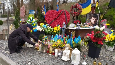 У Києві пошкодили могили "Да Вінчі", "Джуса", Петриченка: правоохоронці затримали підозрювану