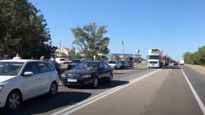 Під Миколаєвом люди перекрили трасу Під Миколаєвом люди перекрили трасу