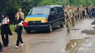На Закарпатті попрощалися із полеглим на війні Сергієм Куцем На Закарпатті попрощалися із полеглим на війні Сергієм Куцем