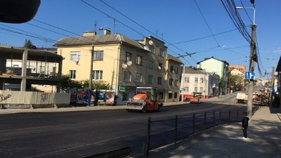 На Тернопільському мосту через залізничну колію замінили асфальтне покриття