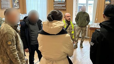 У Чернівцях медсестра ймовірно пообіцяла за гроші допомогти вирішити питання зняття з військового обліку. Її затримали