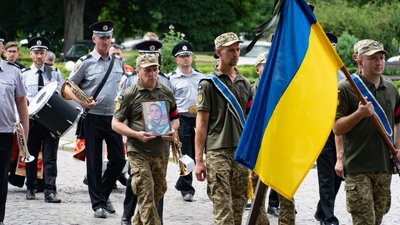 В Ужгороді попрощалися із полеглим на війні Олександром Вашашем В Ужгороді попрощалися із полеглим на війні Олександром Вашашем