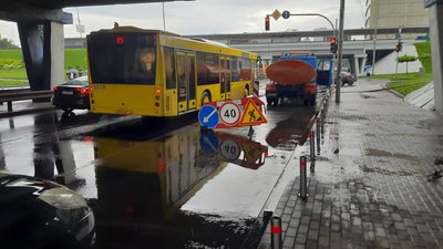 Потужна злива затопила кілька столичних вулиць