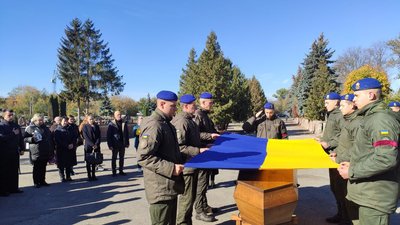 У Тернополі попрощалися із бійцем з Маріуполя Андрієм Барським У Тернополі попрощалися із бійцем з Маріуполя Андрієм Барським