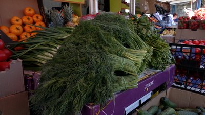 Херсонські помідори та полуниця з Греції: скільки коштують овочі та фрукти на ринку у Чернігові