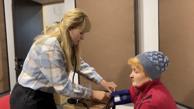 Закінчила університет і пішла волонтерити: одеська лікарка консультує пацієнтів у Харкові