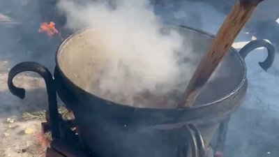 Казани з борщем та кулішем: як волонтери з Рівного готували гарячі обіди для киян