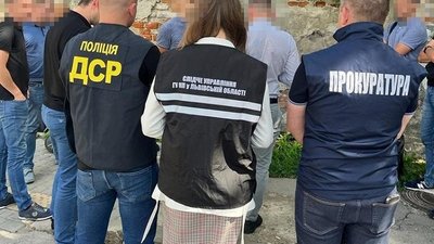 На Львівщині керівника благодійного фонду підозрюють в організації виїзду ухилянтів за кордон