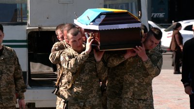 У Рівному попрощались з загиблим військовим Олександром Пінчуком