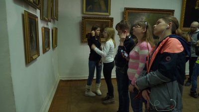 Слухали аудіогіди та сурдопереклад: у Харкові провели діджитал-екскурсію для школярів