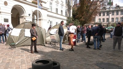 У Львові власники МАФ-ів пікетують під міською радою У Львові власники МАФ-ів пікетують під міською радою