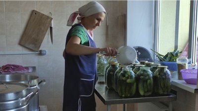 "Сади Перемоги". У громаді Дніпропетровщини вирощують овочі й роблять закрутки