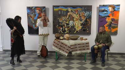 У Франківську відкрили виставку трипільської культури спільно з живописом Романа Бончука