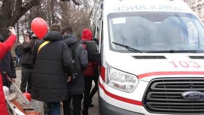 Львів'янин протягнув зубами "швидку", аби привернути увагу до вакцинації від поліомієліту Львів'янин протягнув зубами "швидку", аби привернути увагу до вакцинації від поліомієліту