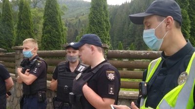 З погрозами і матюками. У Микуличині виник конфлікт місцевих жителів з патрульними З погрозами і матюками. У Микуличині виник конфлікт місцевих жителів з патрульними