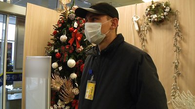 У Житомирі перевірили працівників і відвідувачів торгового центру щодо дотримання карантинних норм У Житомирі перевірили працівників і відвідувачів торгового центру щодо дотримання карантинних норм