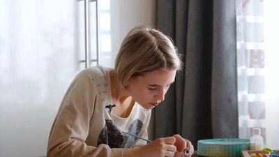 Тернополянка виготовляє персні з полімерної глини Тернополянка виготовляє персні з полімерної глини